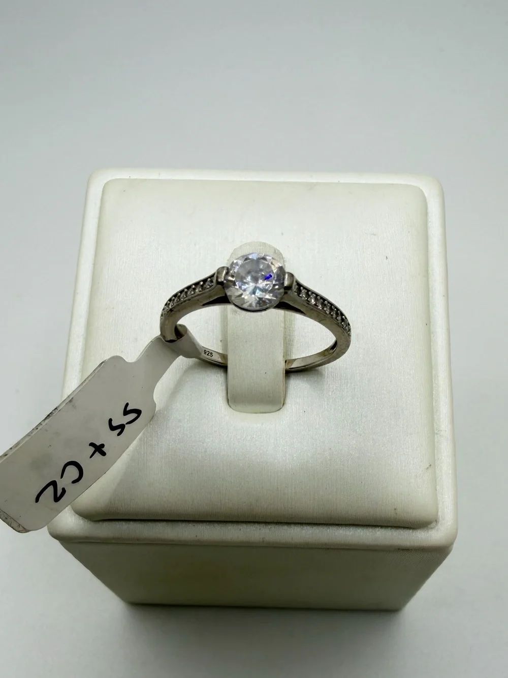 Classic 6mm round cut cubic zirconia ring w/ accent cz stones in stamped 925!
